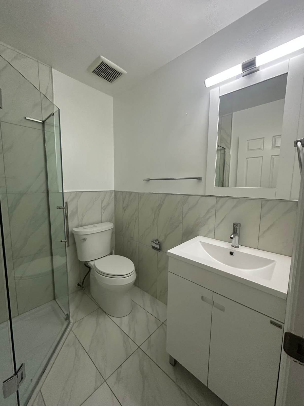 Glass shower & marble floor · pristine